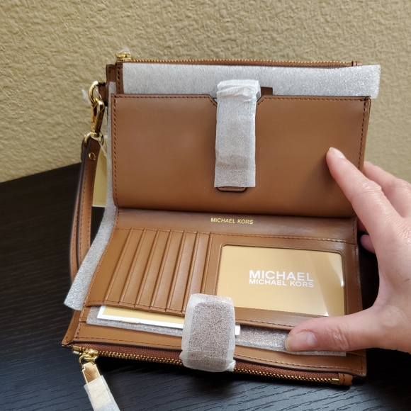 Michael kors Signature Sinclair East West Tote  and Medium Double Zip Wr… - Picture 7 of 8